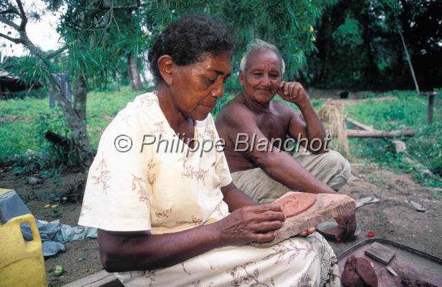 guyane 10.JPG - Couple d'artisans potiersVillage amérindien au bord du fleuve MaroniSaint-Laurent-du Maroni, Guyane française
